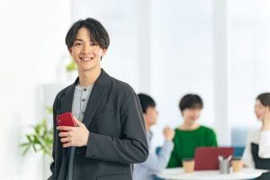携帯を持っている男子学生