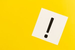 黄色い背景に置かれたビックリマーク