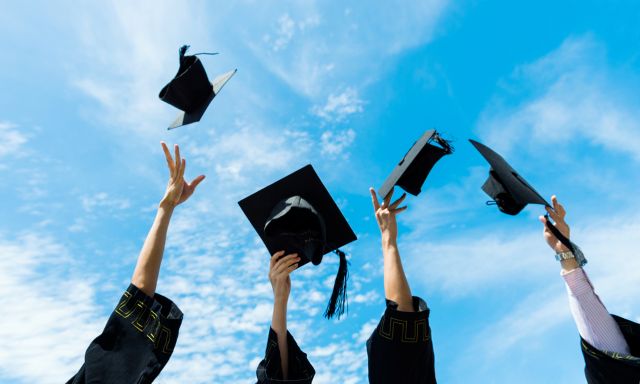 卒業証書を投げる学生